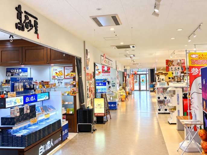 ほっくる館内の店舗と通路